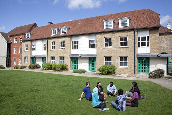 Sinh viên trong campus Đại học Canterbury Christ Church University